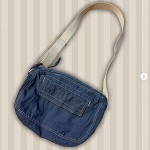 Vintage GAP crossbody bag with contrast stitching + zip detail.